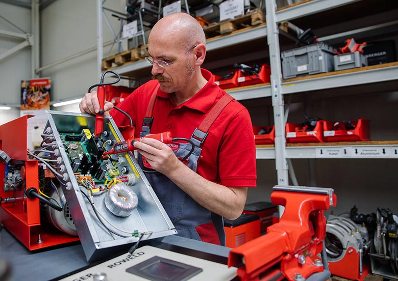 Rothenberger Service – fachgerechte Reparatur und Wartung für langlebige Werkzeuge Rothenberger Techniker bei der Reparatur – professionelle Wartung von ROTHENBERGER Werkzeugen